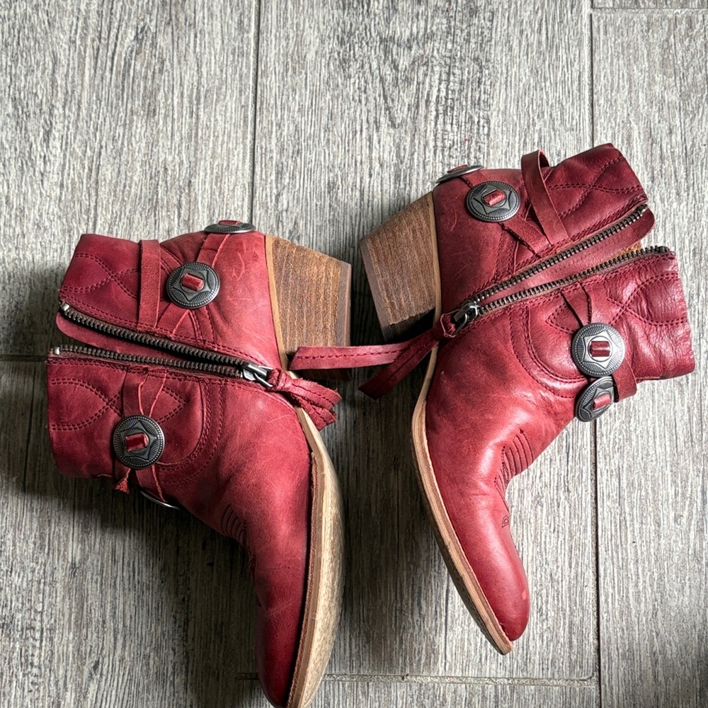 Dolce Vita Red Leather Pointed Ankle Boots with Decorative Buttons - Picture 5 of 12